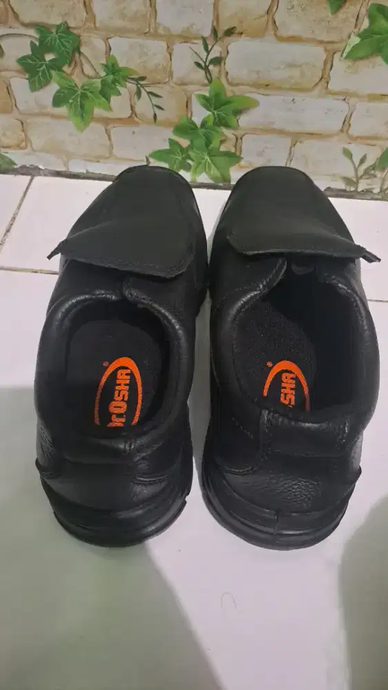 Sepatu safety Dr. Osha