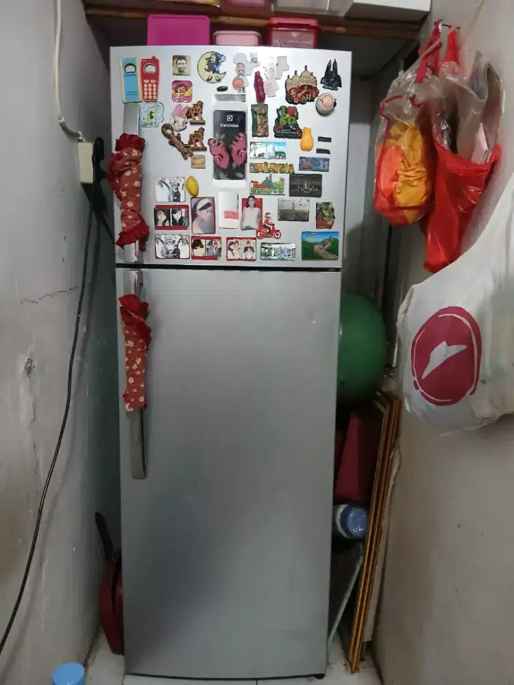 Kulkas jumbo merk Electrolux