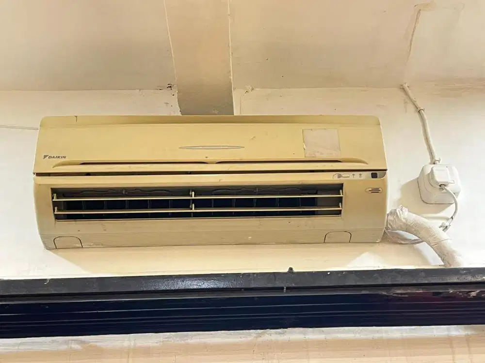 Dijual AC second 1,5 PK daikin standar thailand