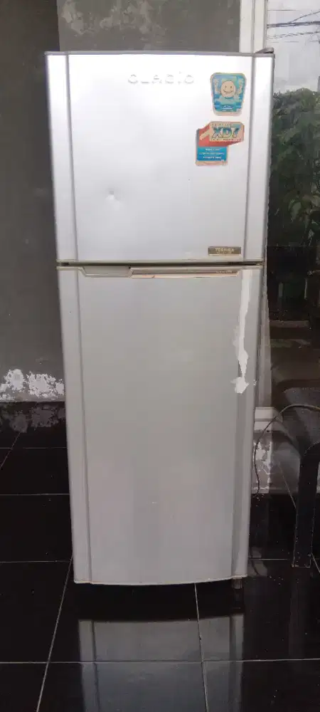 Kulkas 2 pintu toshiba glacio