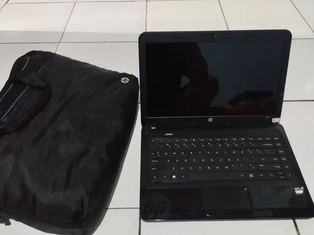 Laptop HP 1000 dapet charger dan tas