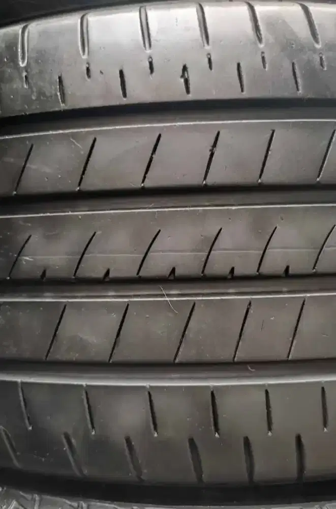 1 biji ban mobil 235/45 R18 Bridgestone t005 tebal 90% tahun 2022