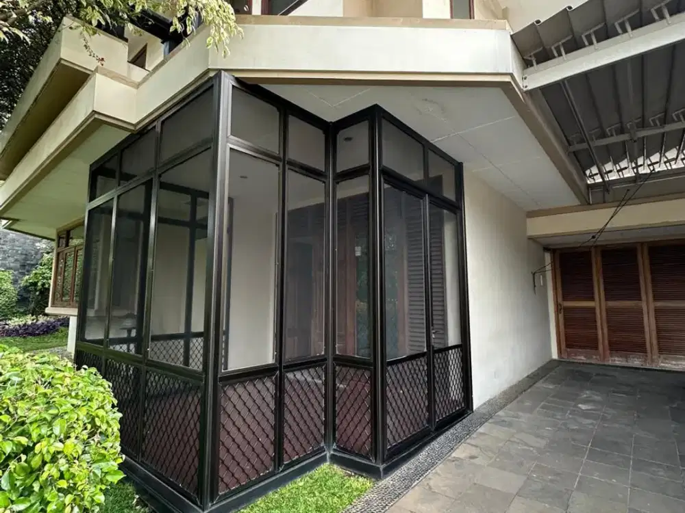 Disewakan Rumah Mewah Asri furnish di kawasan Bukit Gading Villa.