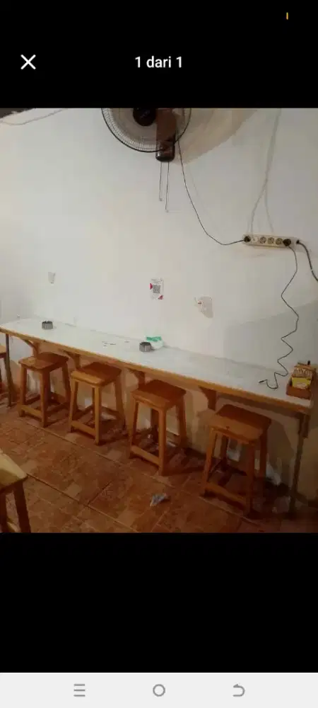 Meja dinding kokoh lebar