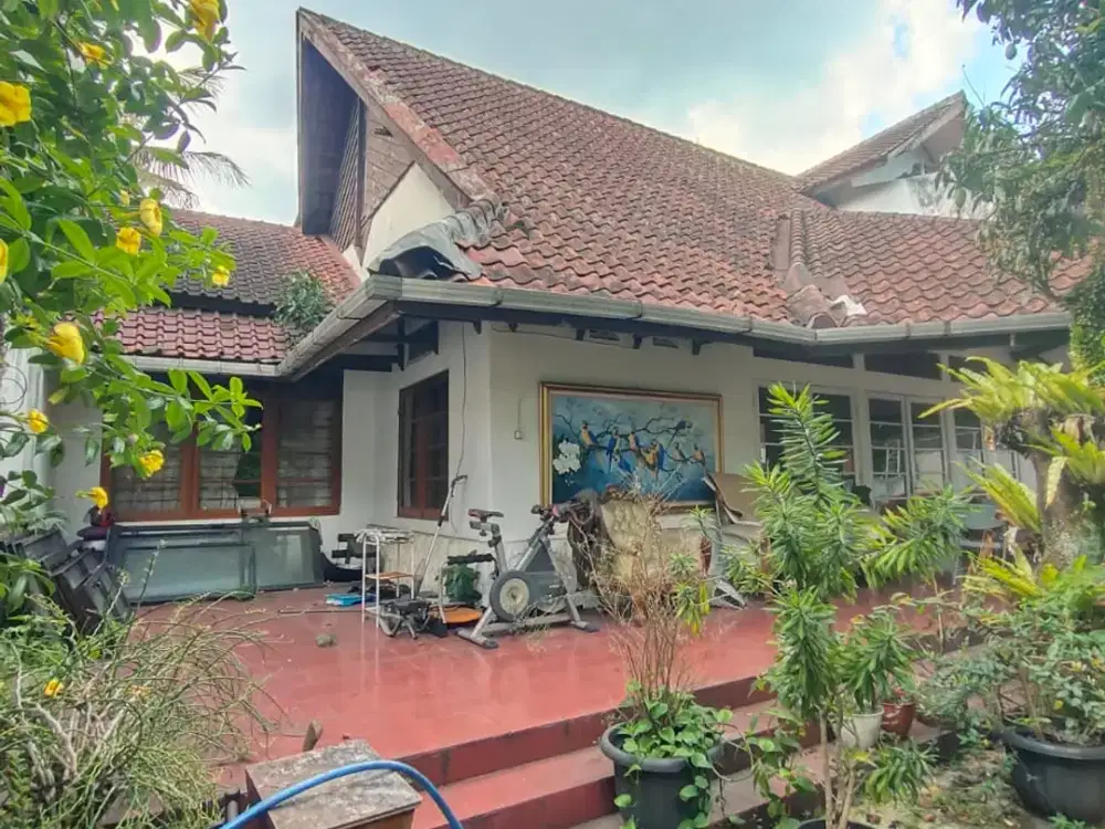 Rumah Gaya Vintage 2 Lantai Strategis di Sayap Riau Bandung