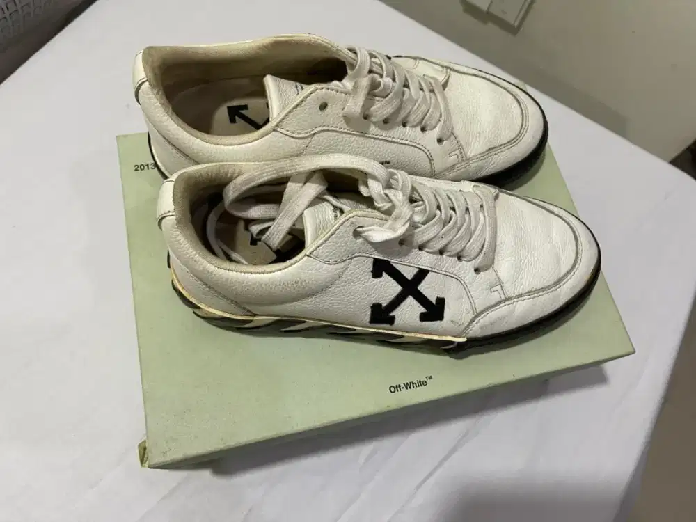 Sepatu off white