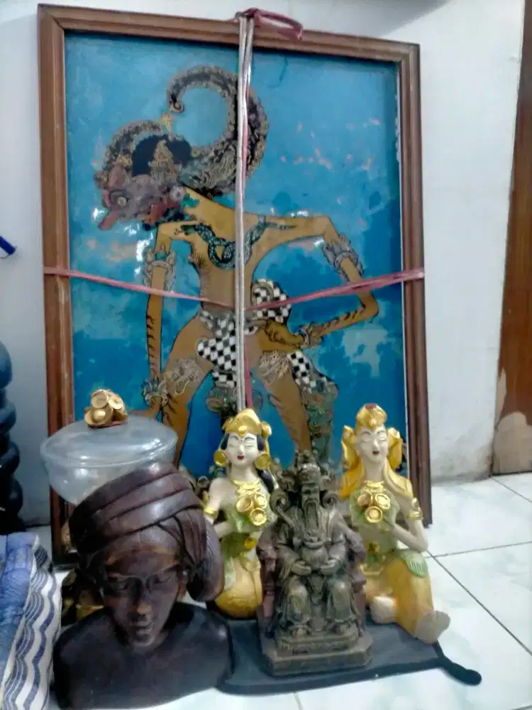 Bundling lukisan dan patung antik
