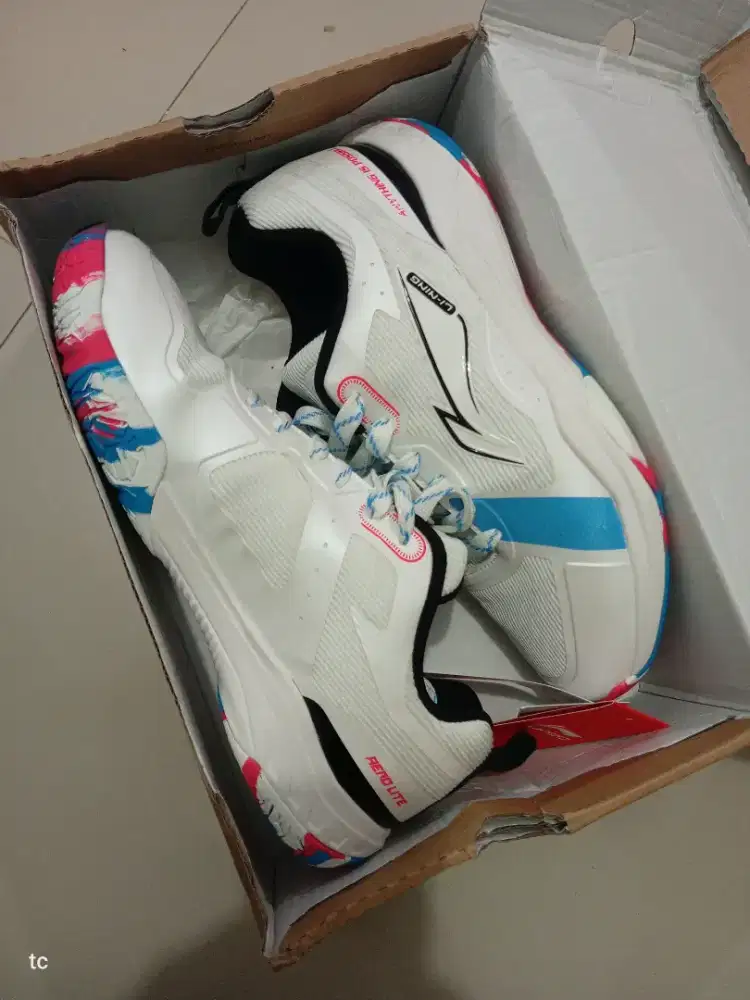 Sepatu Lining Aero Lite size 41/jual rugi krn kebesaran