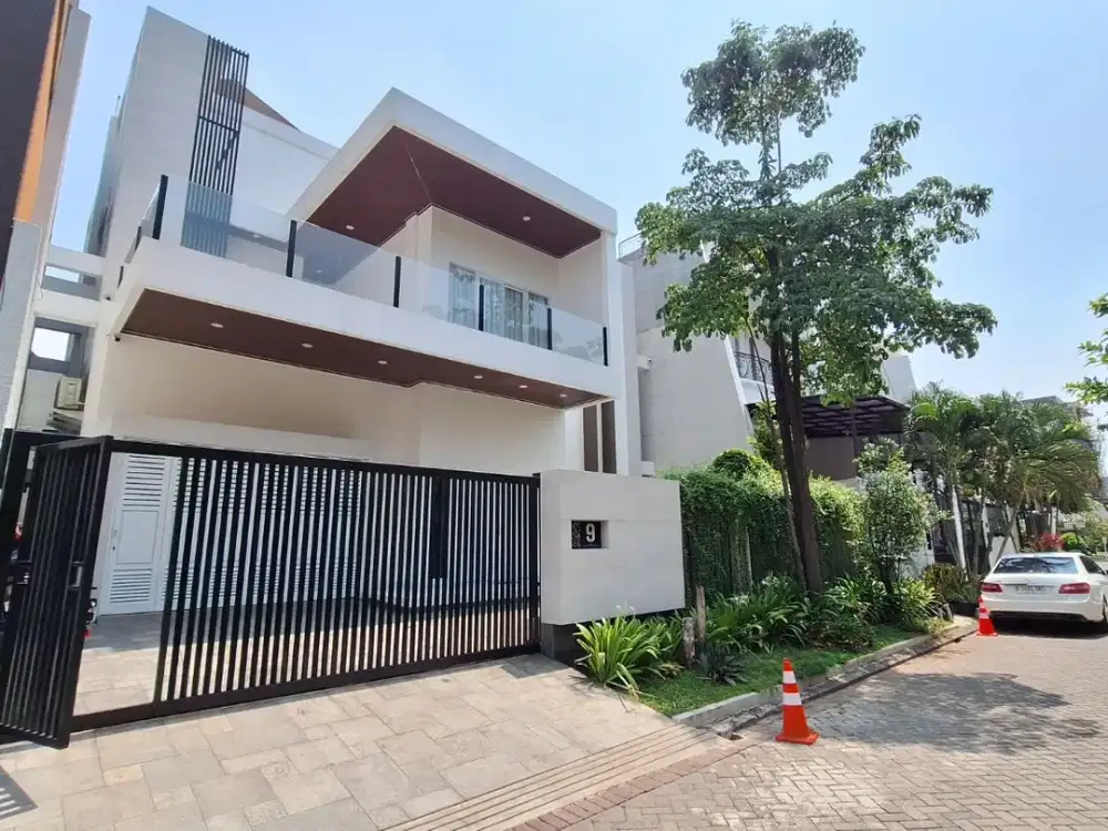 DIJUAL Rumah Mewah Pantai Indah Kapuk 15x23 3Lt Bangunan Kontraktor . Furnished Siap Huni