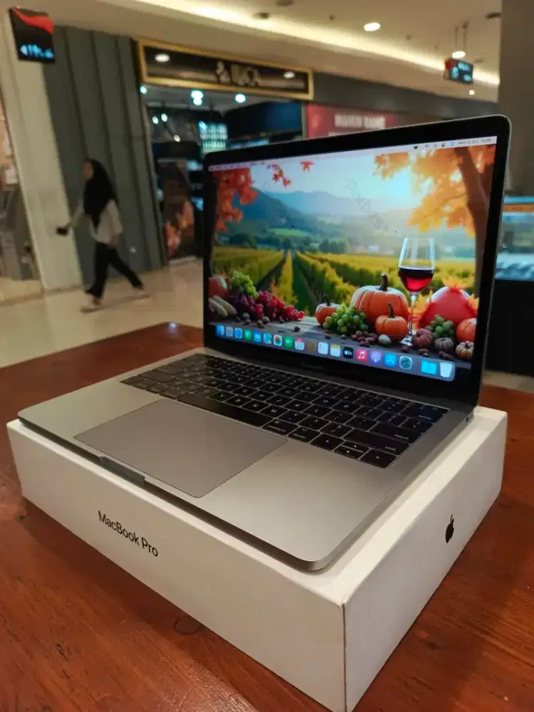 Macbook pro retina 13 inch 2017 i5 Ram 8GB SSD 256GB Grey Fullset