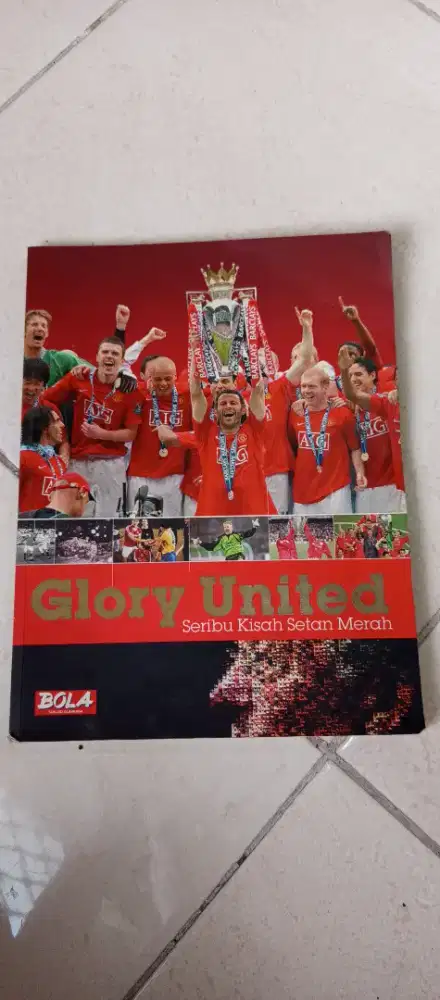 Buku Glory United: Seribu Kisah Setan Merah