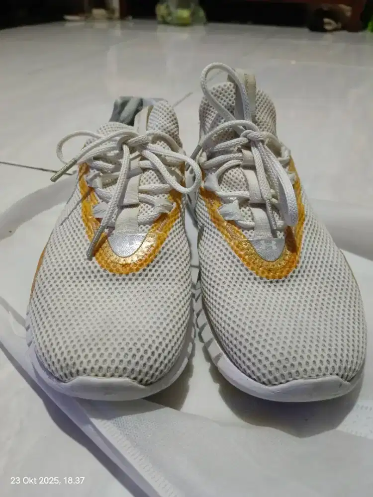 Sepatu under armour