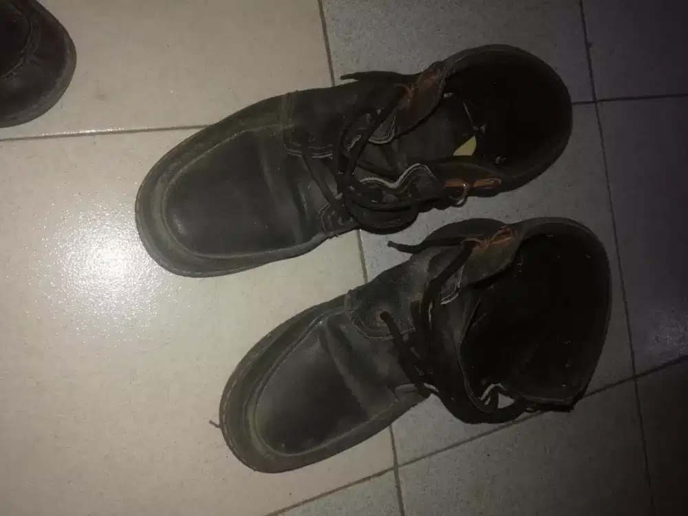 Dijual sepatu kulit kickers