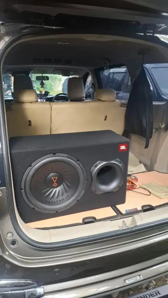 Subwoofer aktif JBL