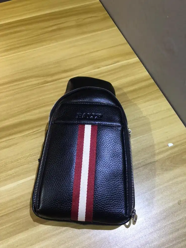 Tas croosbody merk Bally warna hitam bahan kulit