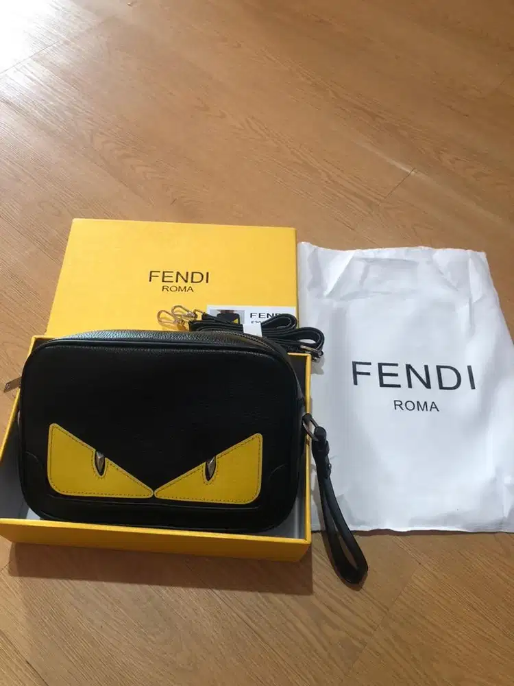 Tas sling bag merk fendi warna hitam