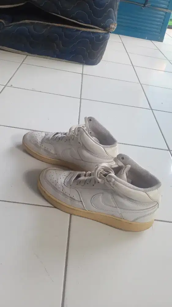 Sepatu bekas layak pakai