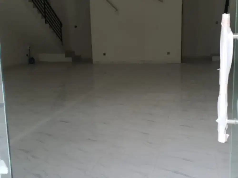 Disewakan ruko mewah termurah depan jalan raya kebon jeruk