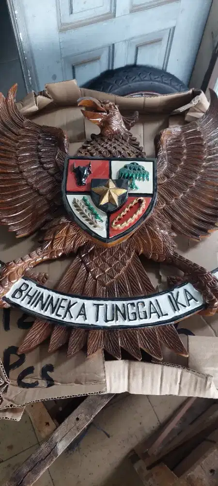 Lambang garuda kayu
