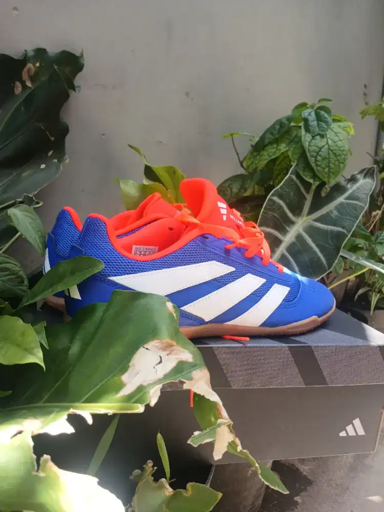 Sepatu futsal adidas