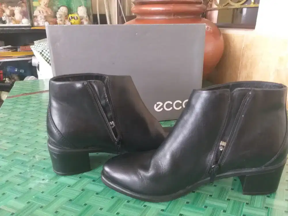 Ecco boots leather black zip 37