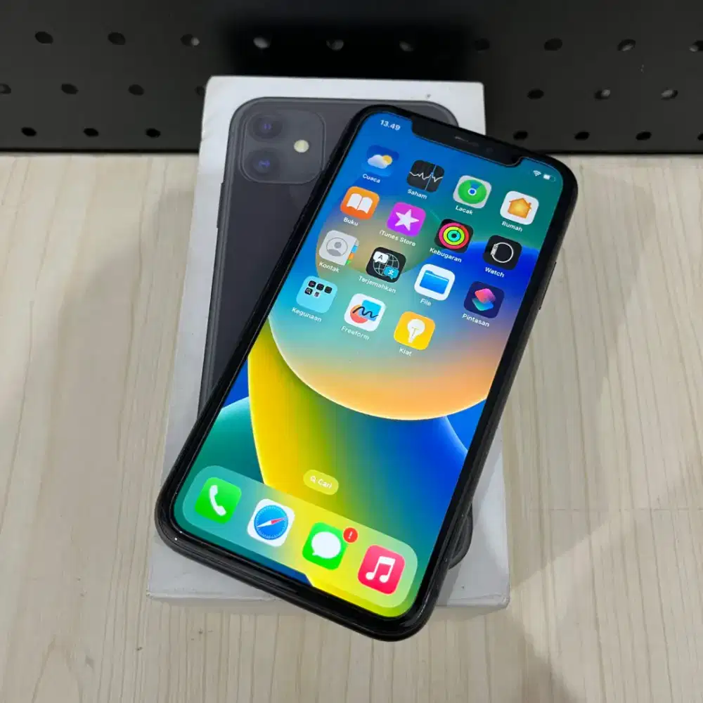 iPhone 11 64GB hitam di Eleven cell
