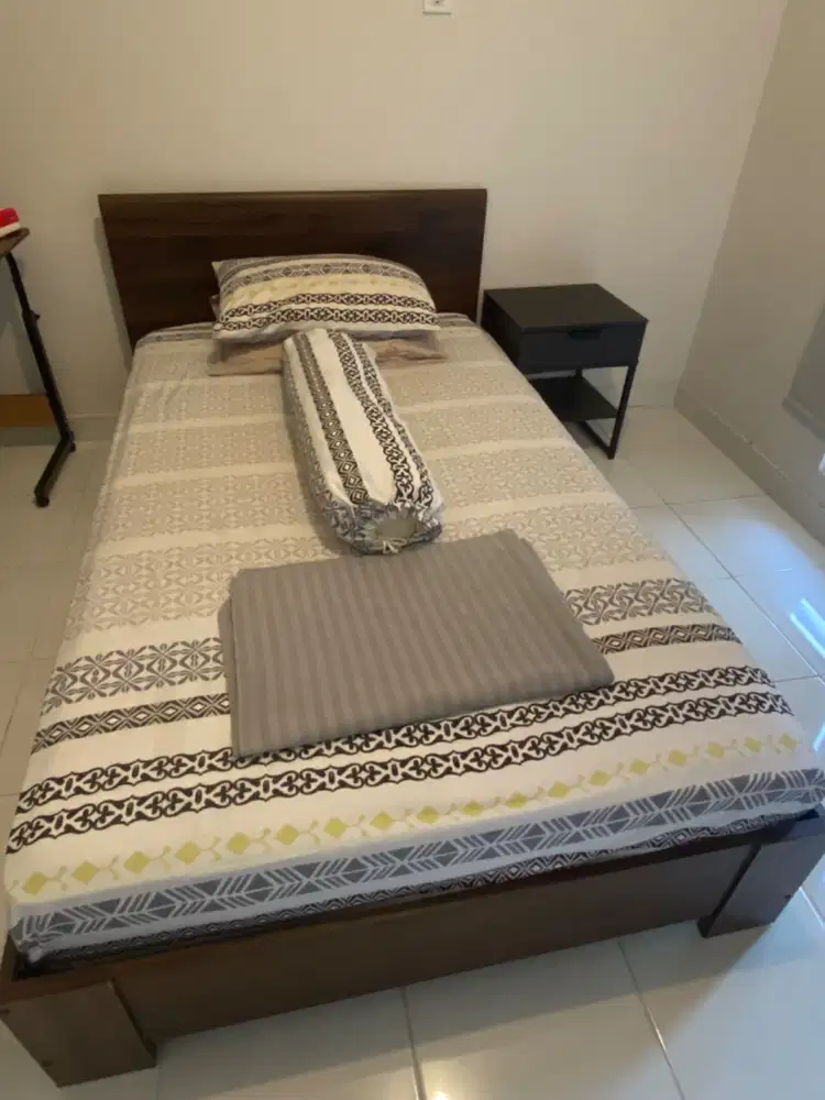 Tempat tidur single