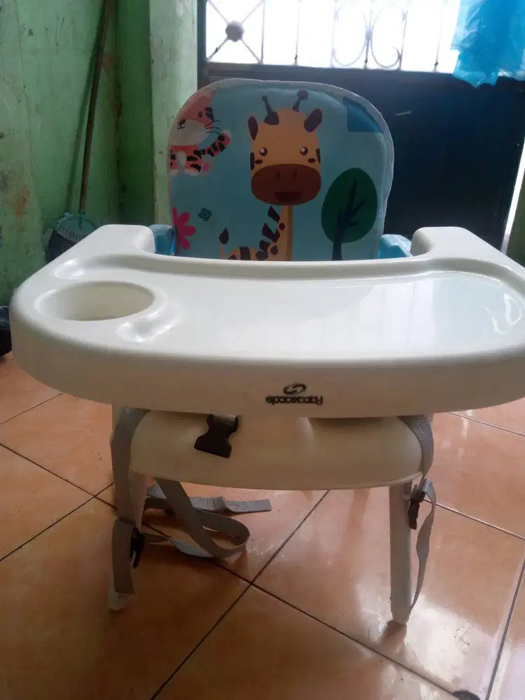 Kursi makan bayi