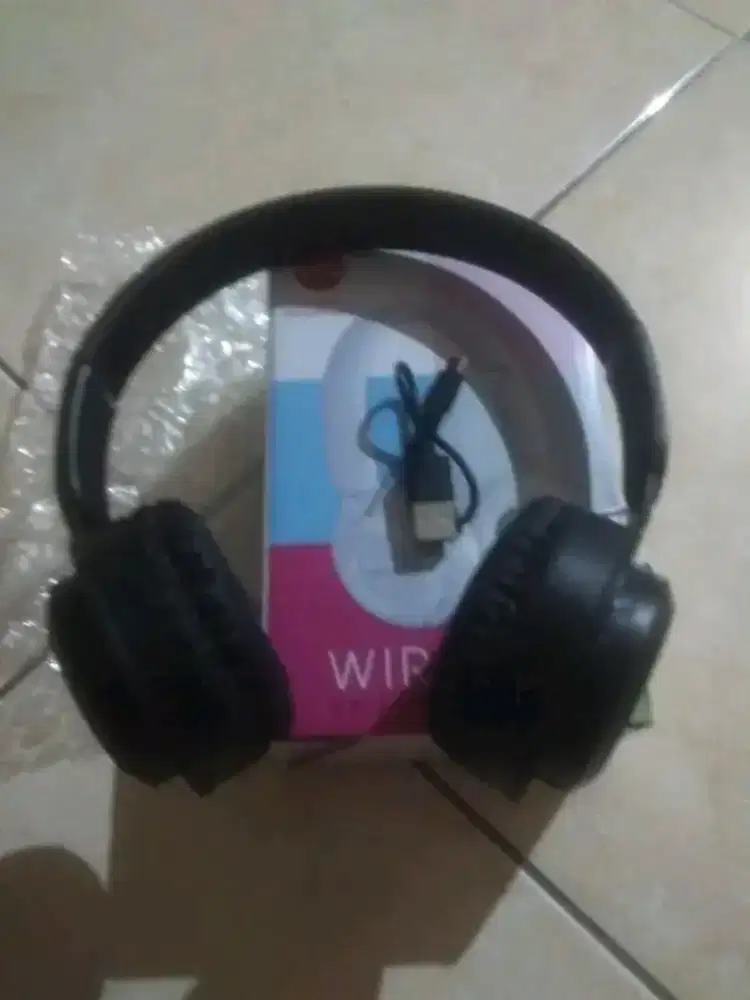 Bluettut normal mulus komplit dus kabel datanya,suara enak empuk ngebs