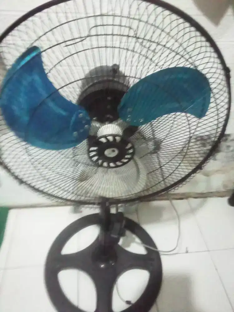 Dijual kipas angin berdiri 18 inch baling2 besi merk advance mulus