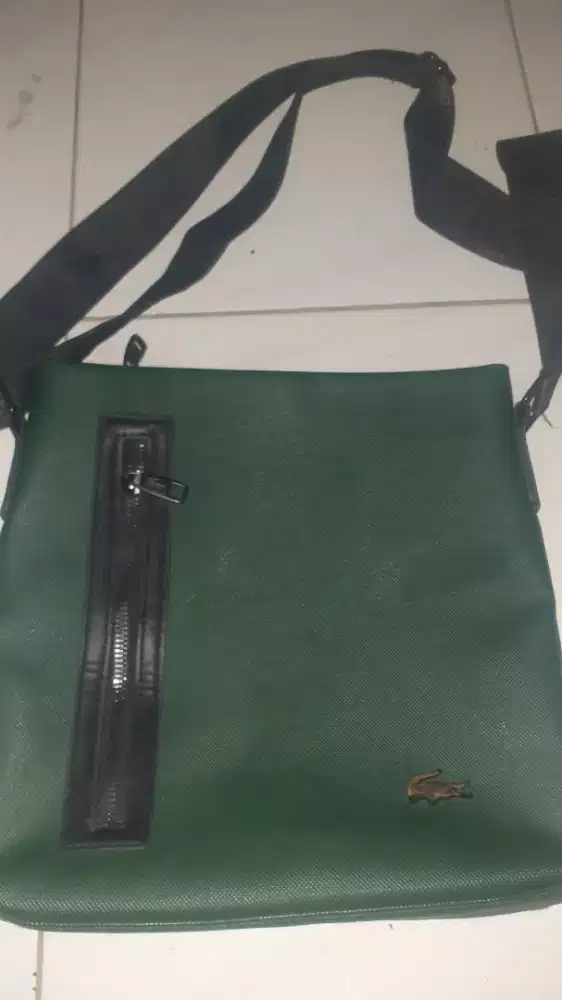 Tas slempang Lacoste