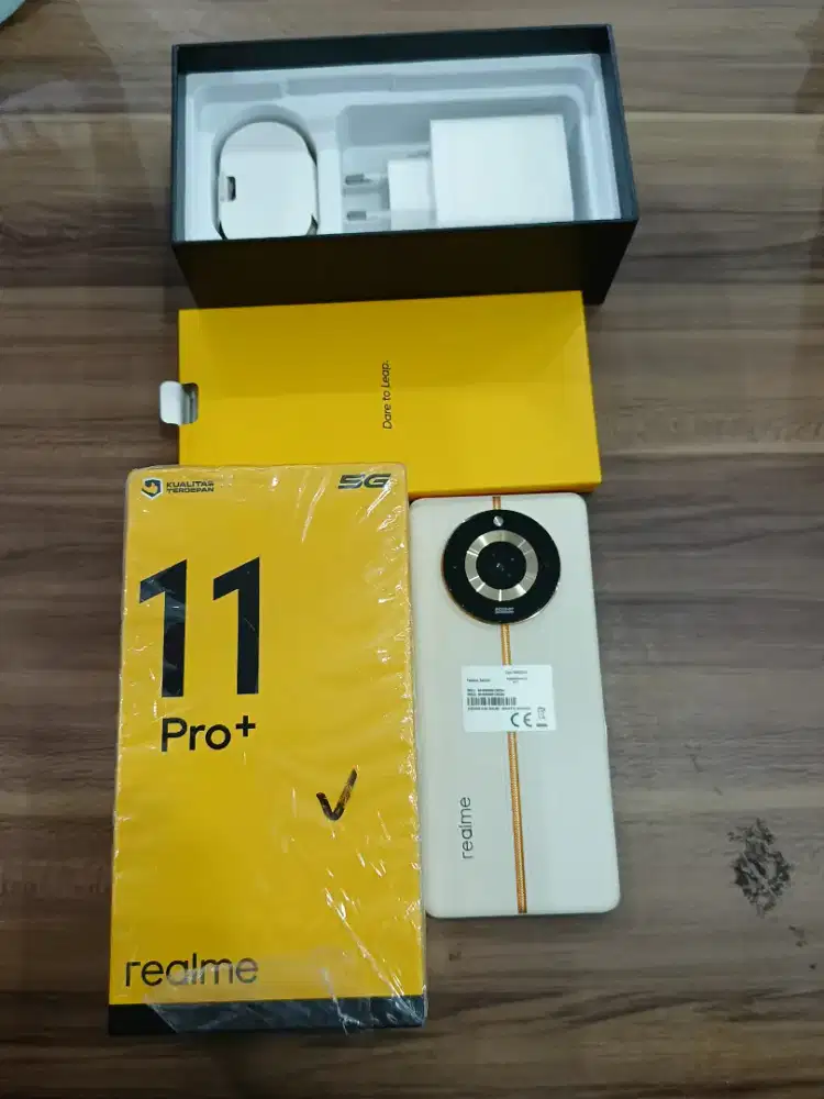 Realme 11 Pro+ (layar curved)
 Ram 12+12/512 GB. Gold