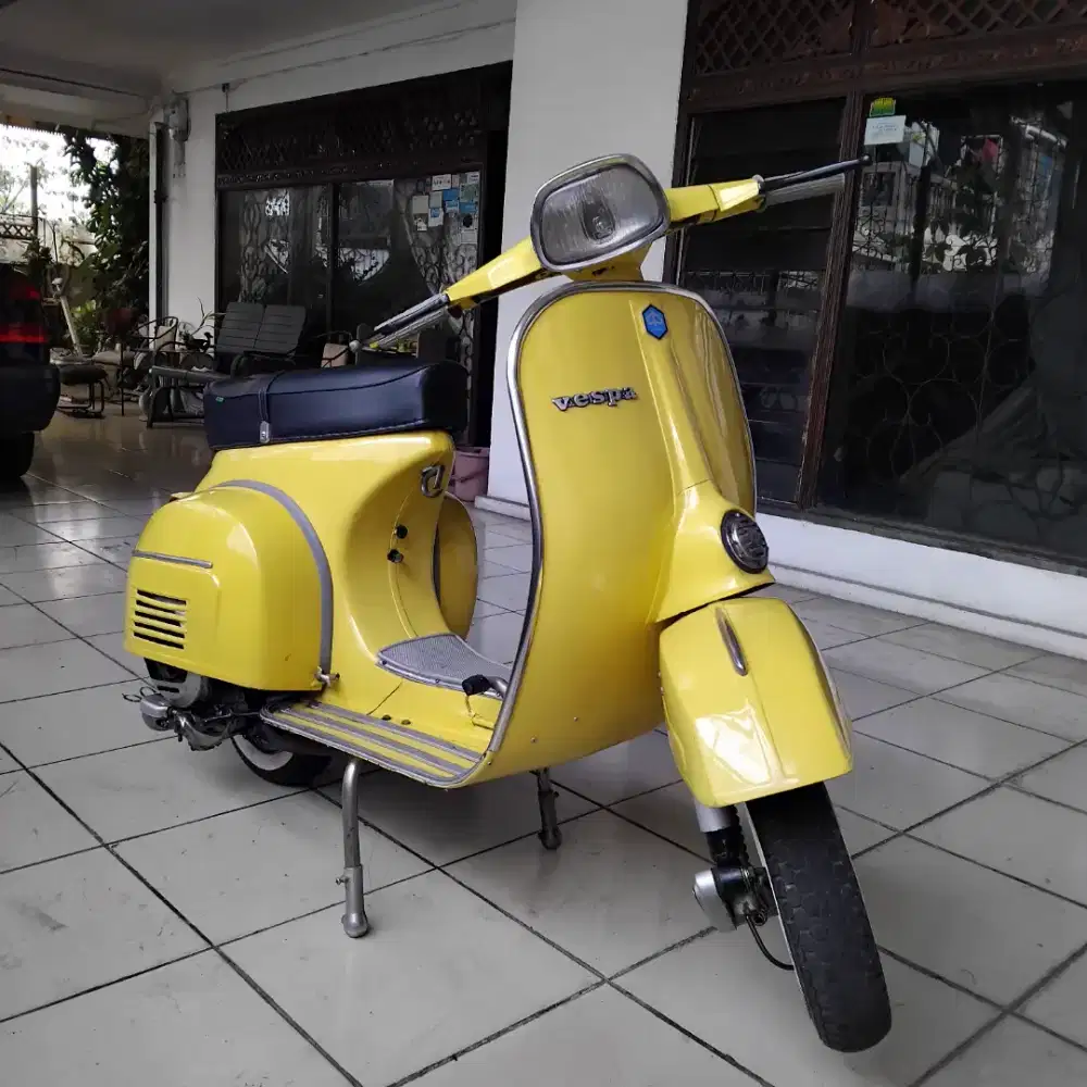 Vespa super 74 kuning