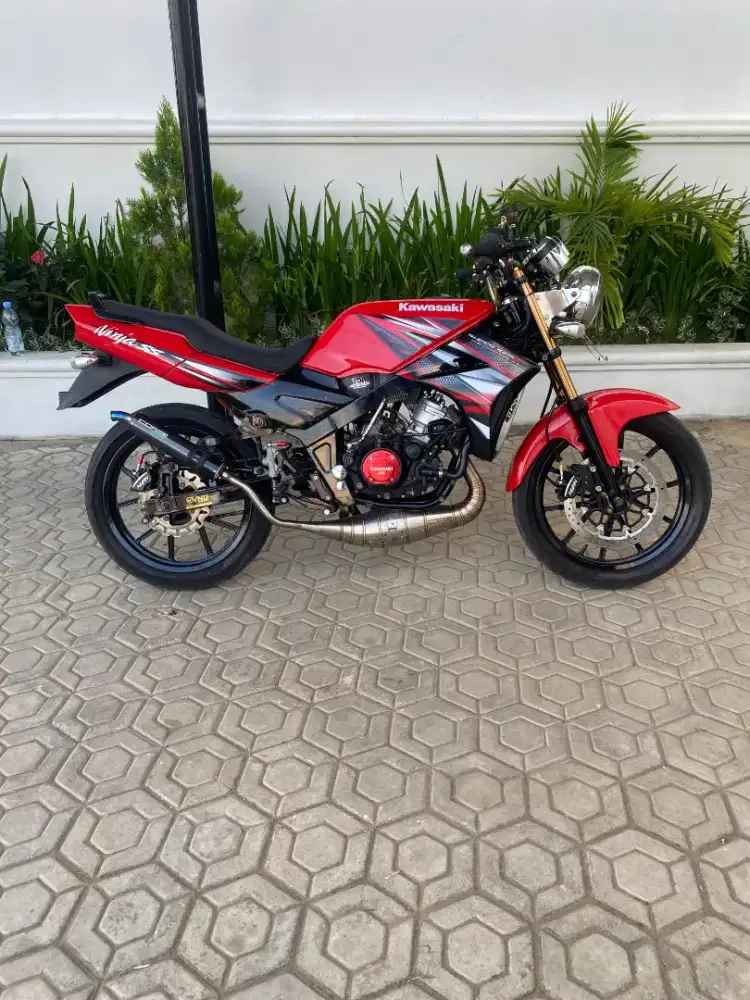 Di jual cepat kawasaki ninja ss tahun 2013