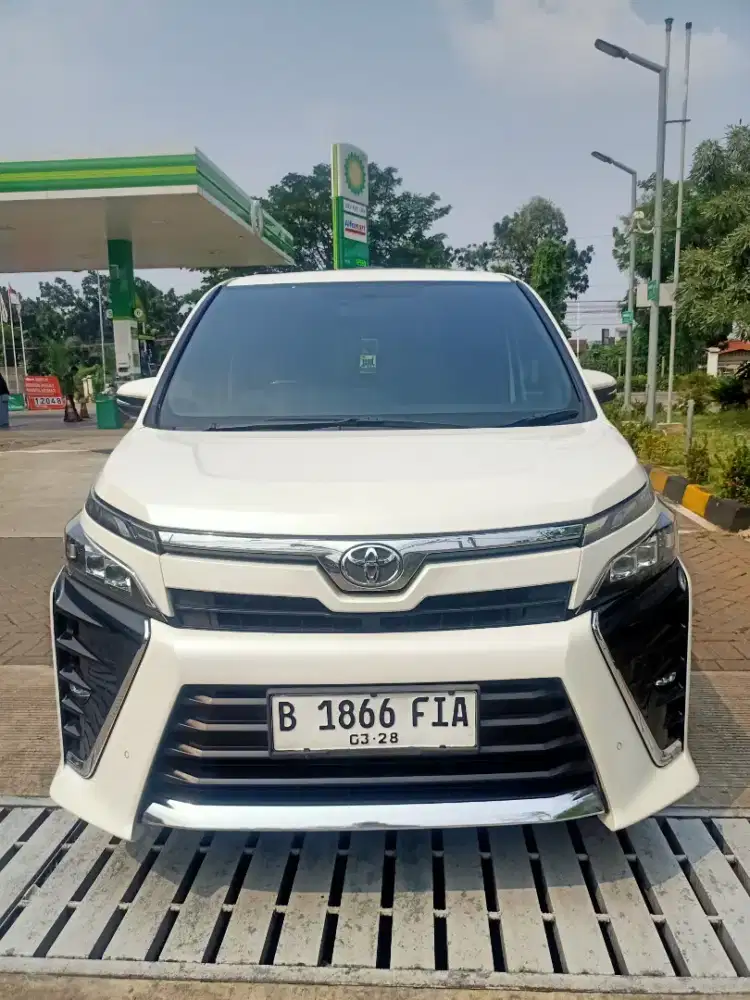 Toyota Voxy 2.0 thn. 2017, pemakaian 2018, matic, putih, mulus