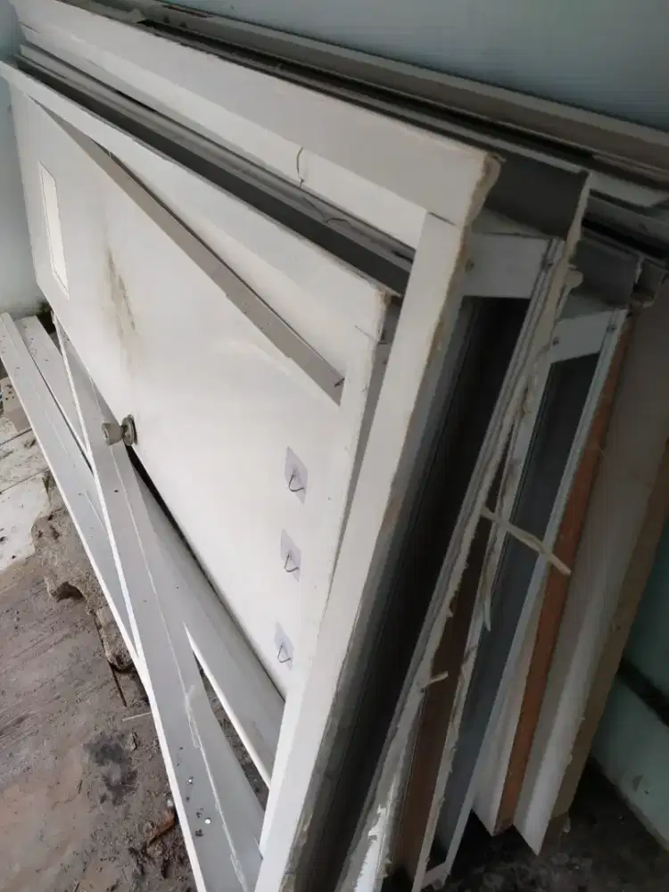 Di jual aja kusen + pintu triplek. 4 setel. pintu panel. Kloset. Dll
