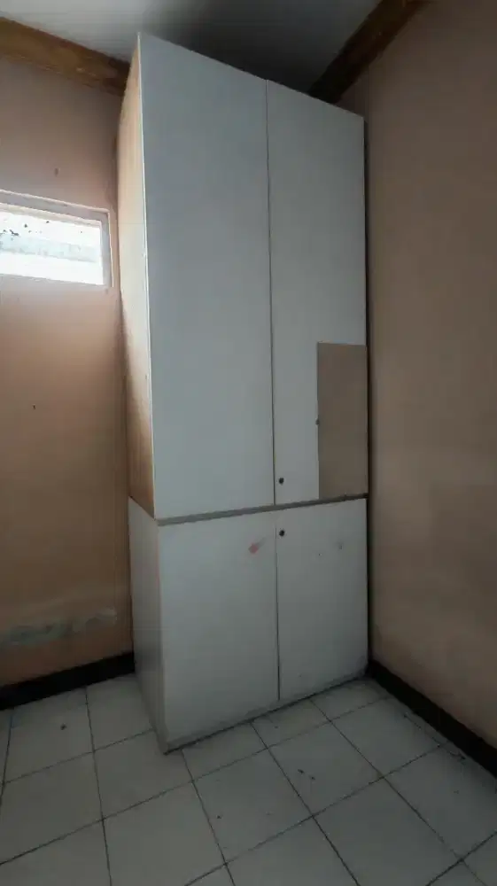Almari bekas ruang tak terpakai