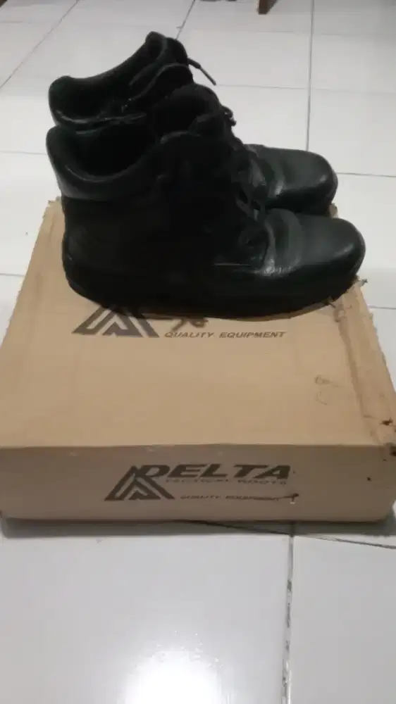 Sepatu safety ukur 43