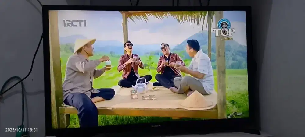 Tv led Samsung 32 in smart TV sudah youtube,netflix bagus normal