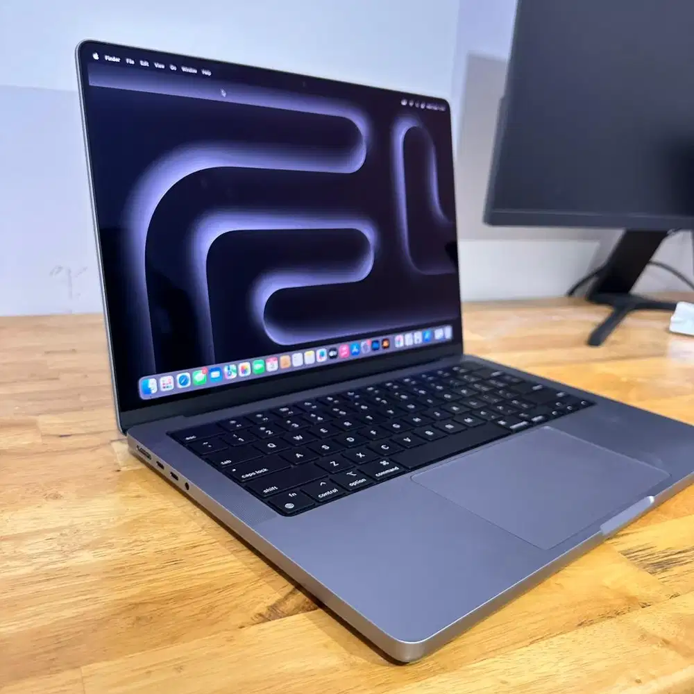 MACBOOK PRO M3 8/512 gb, pemakaian baru 3 bulan