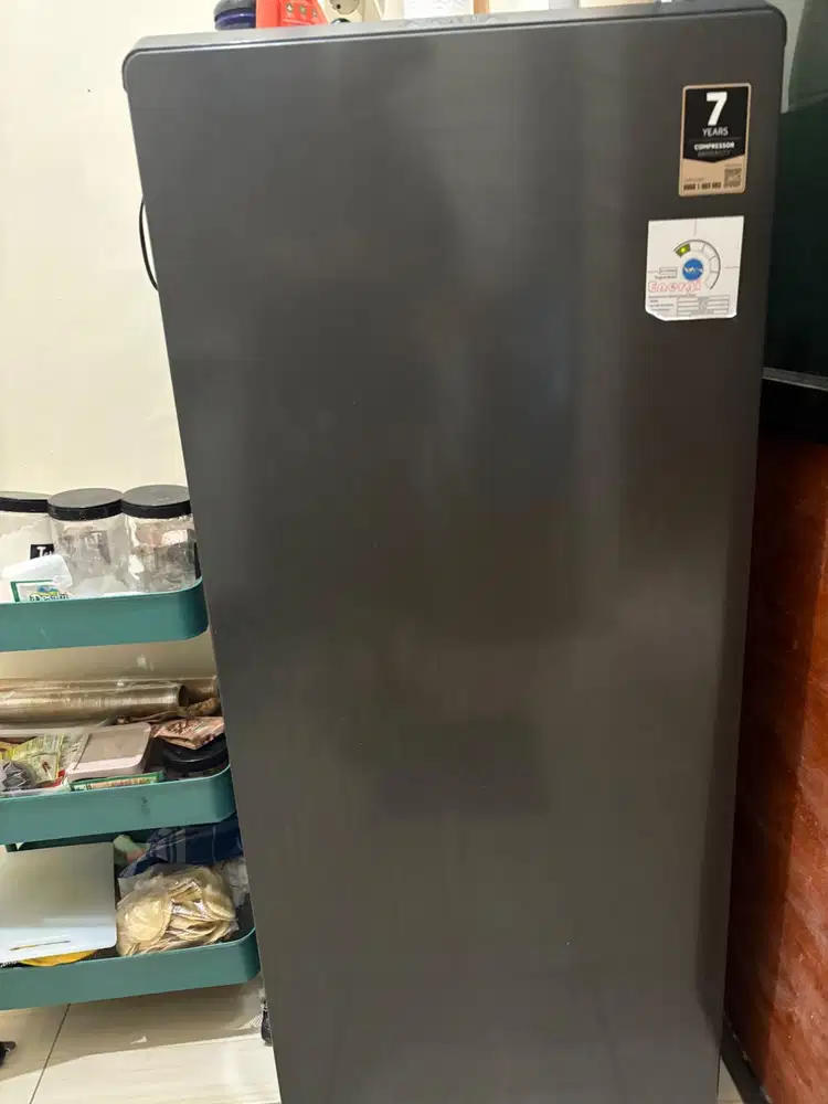 Kulkas 1 pintu merk AQUA tipe AQR-D225 MDS