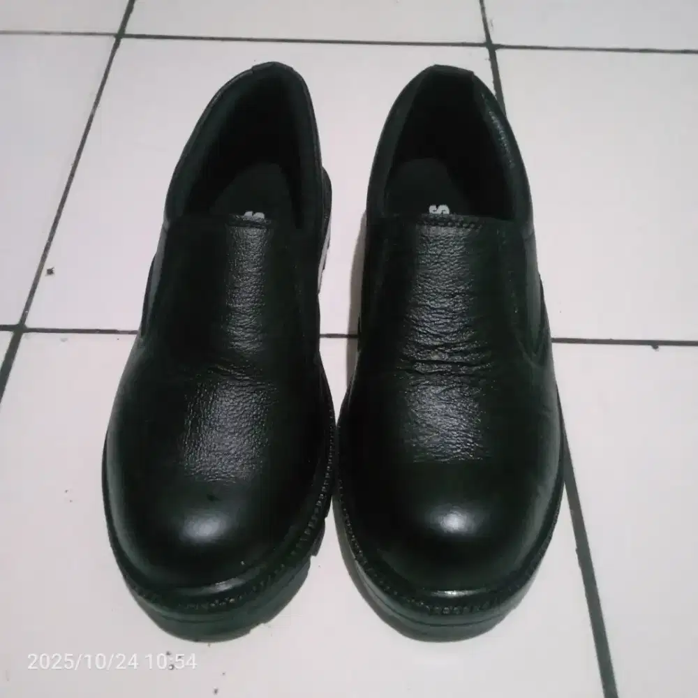 Sepatu safety Pria ukuran 42