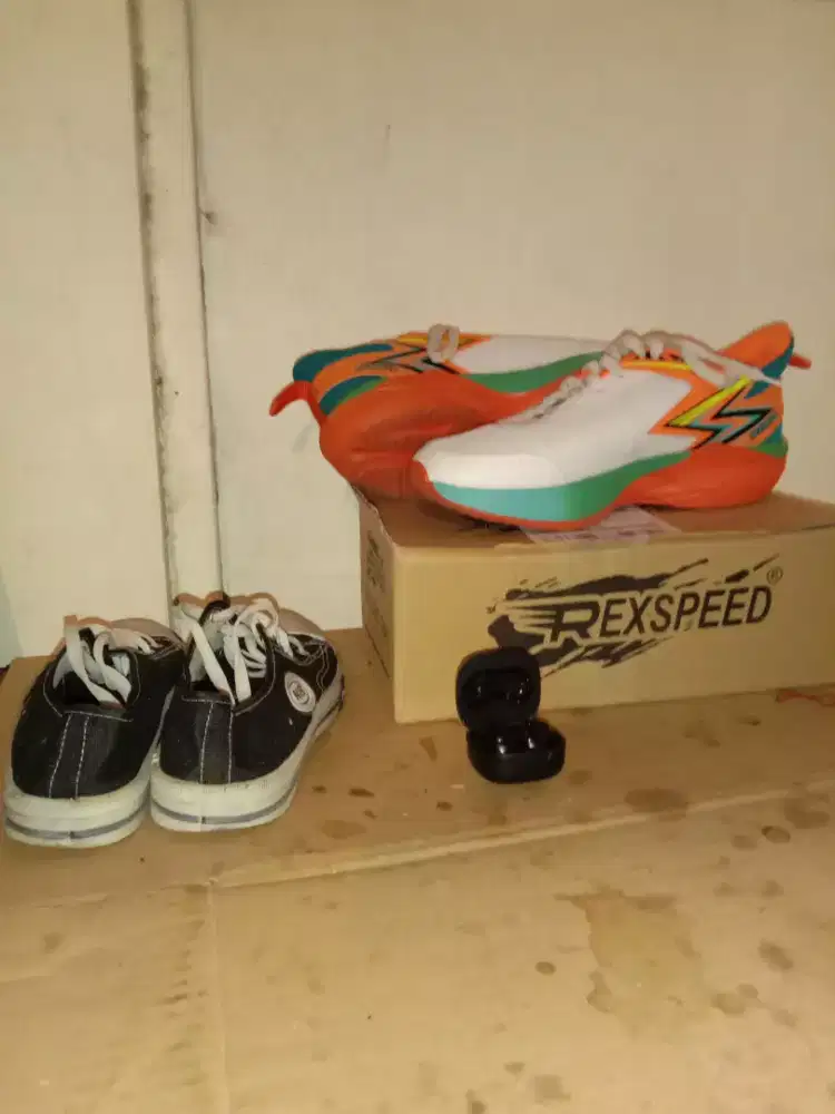 Dijual 2 sepatu dan henset bluetooth