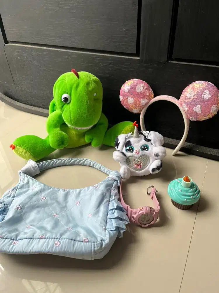 Mainan boneka perempuan