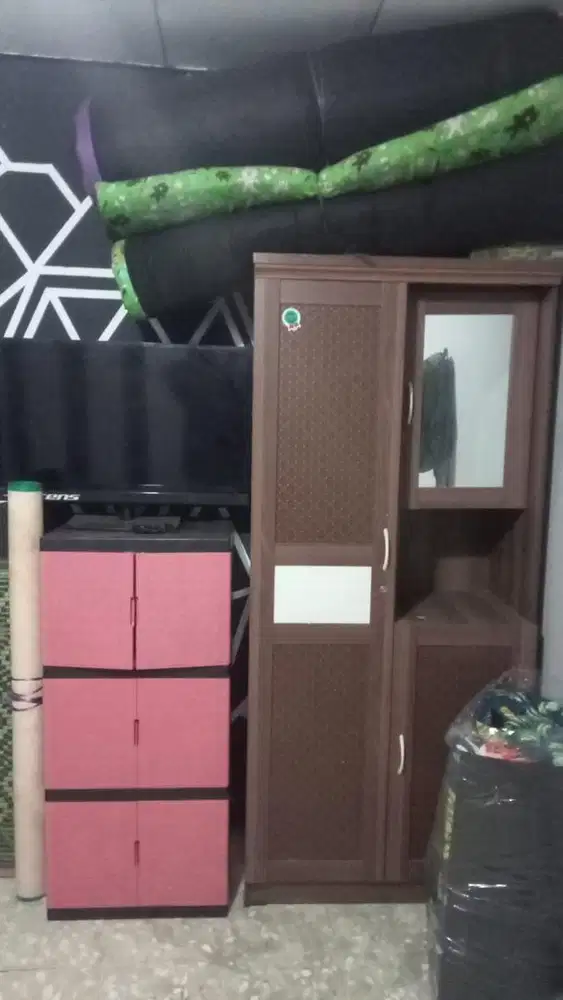 LEMARI KACA COKLAT