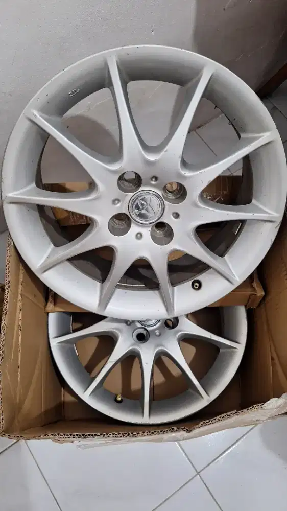 Velg oem altis R16
