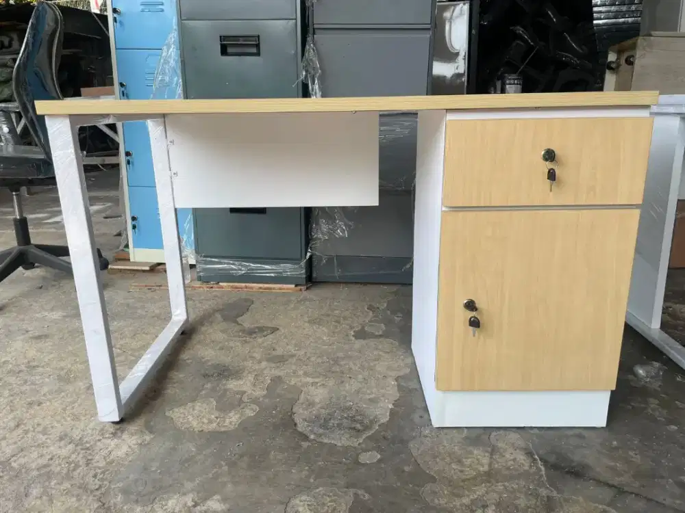 Meja kantor laci
