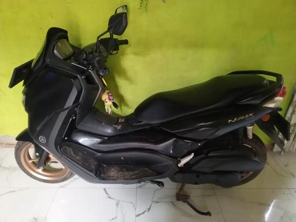 Di jual motor yamaha n max tahun 2023 akhir warna hitam dop