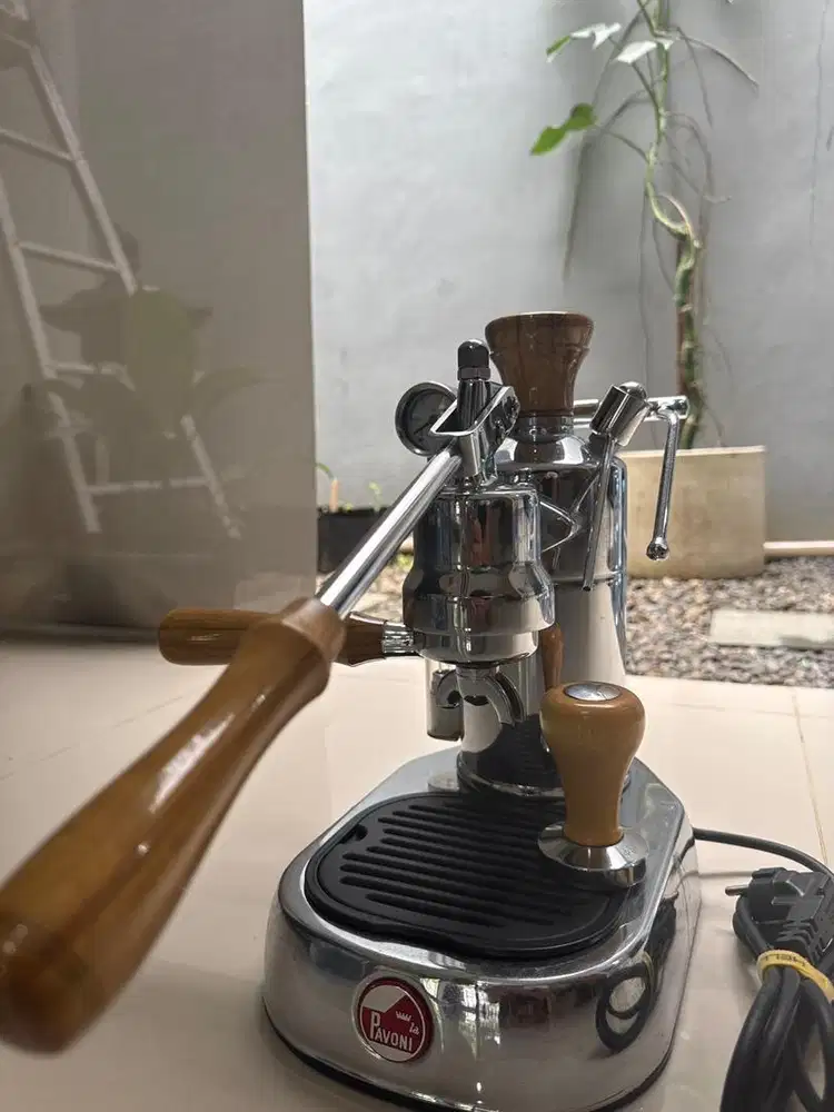 Lapavoni lever espresso coffee machine