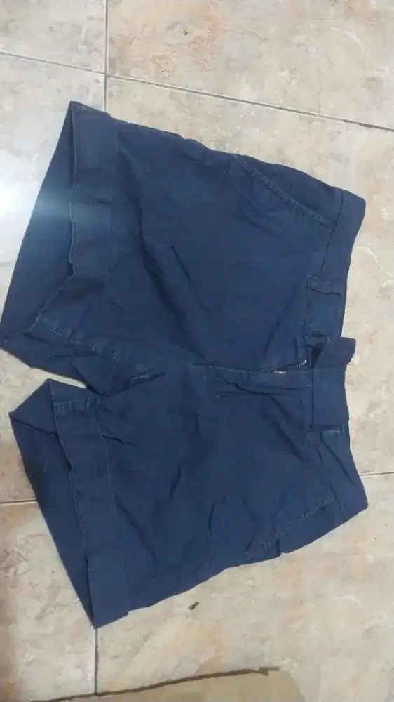 Celana pendek navy